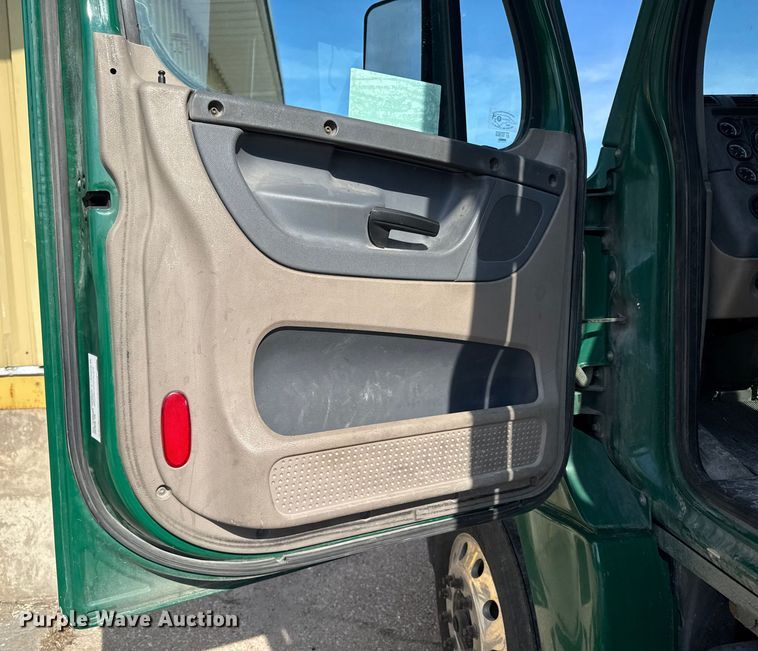 image for item EA2319 2017 Freightliner Cascadia 125 semi truck