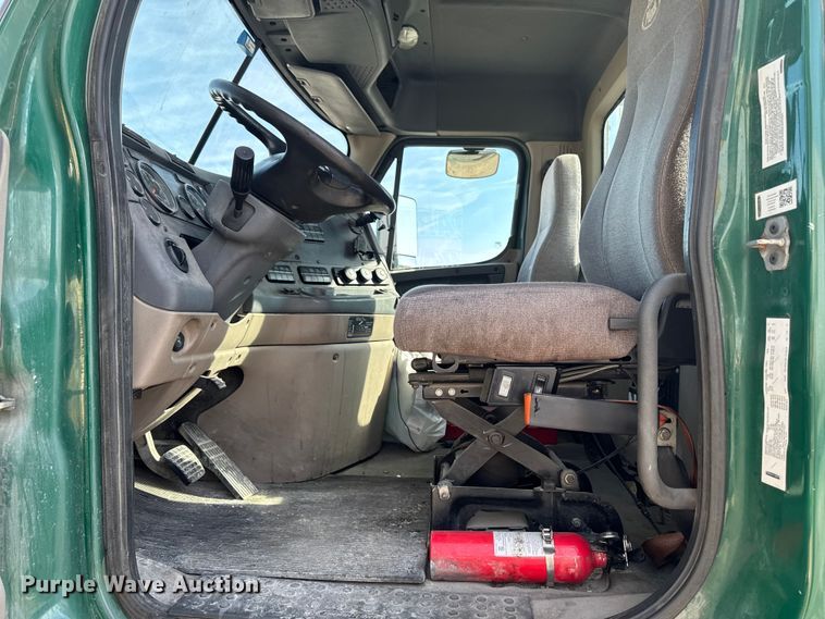 image for item EA2319 2017 Freightliner Cascadia 125 semi truck