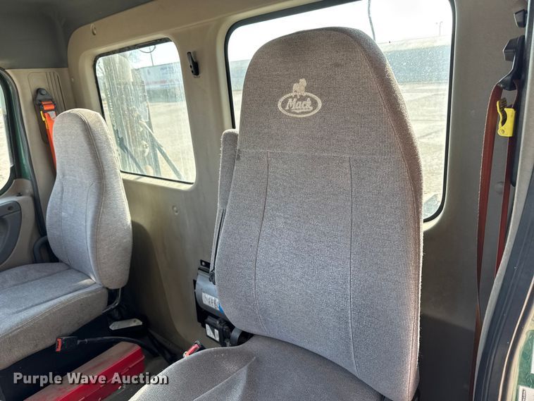 image for item EA2319 2017 Freightliner Cascadia 125 semi truck