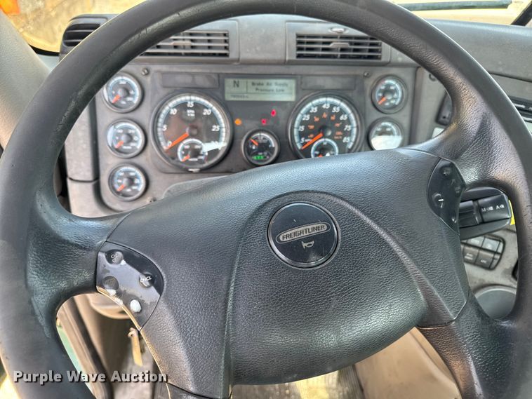 image for item EA2319 2017 Freightliner Cascadia 125 semi truck