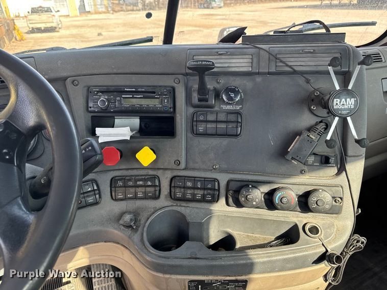 image for item EA2319 2017 Freightliner Cascadia 125 semi truck