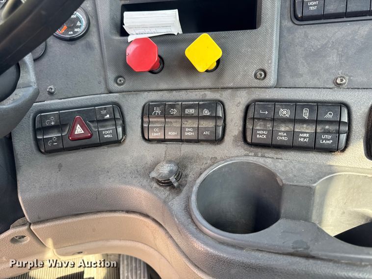 image for item EA2319 2017 Freightliner Cascadia 125 semi truck