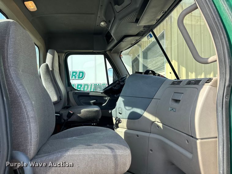 image for item EA2319 2017 Freightliner Cascadia 125 semi truck