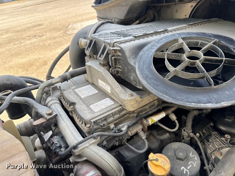 image for item EA2319 2017 Freightliner Cascadia 125 semi truck