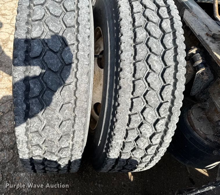 image for item EA2319 2017 Freightliner Cascadia 125 semi truck