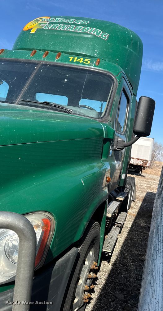 image for item EA2320 2017 Freightliner Cascadia 125 semi truck