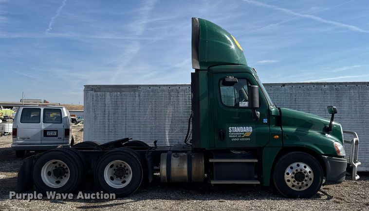 image for item EA2320 2017 Freightliner Cascadia 125 semi truck