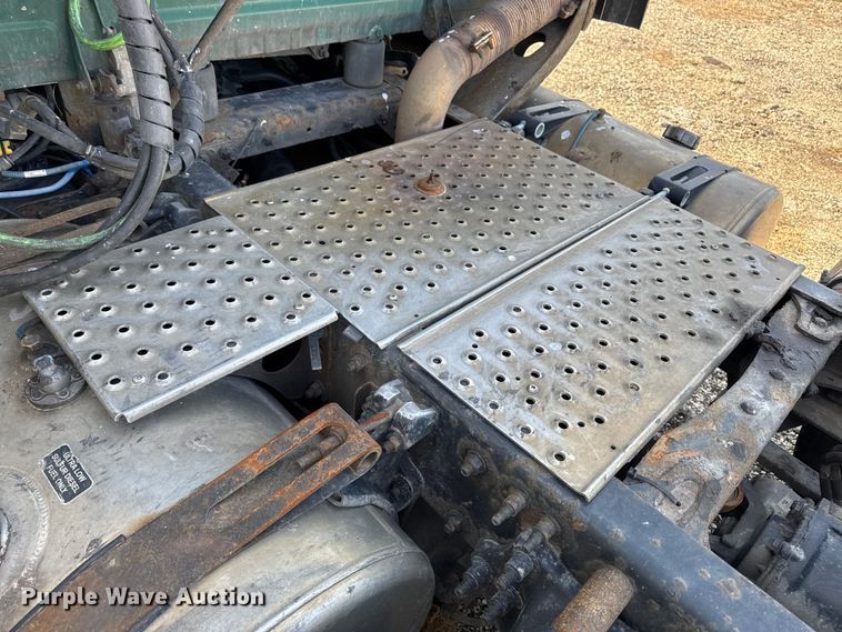 image for item EA2320 2017 Freightliner Cascadia 125 semi truck