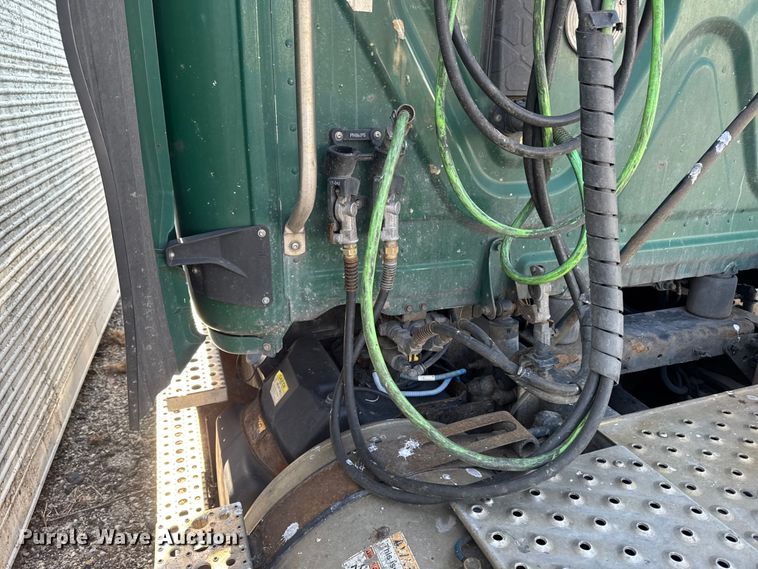 image for item EA2320 2017 Freightliner Cascadia 125 semi truck