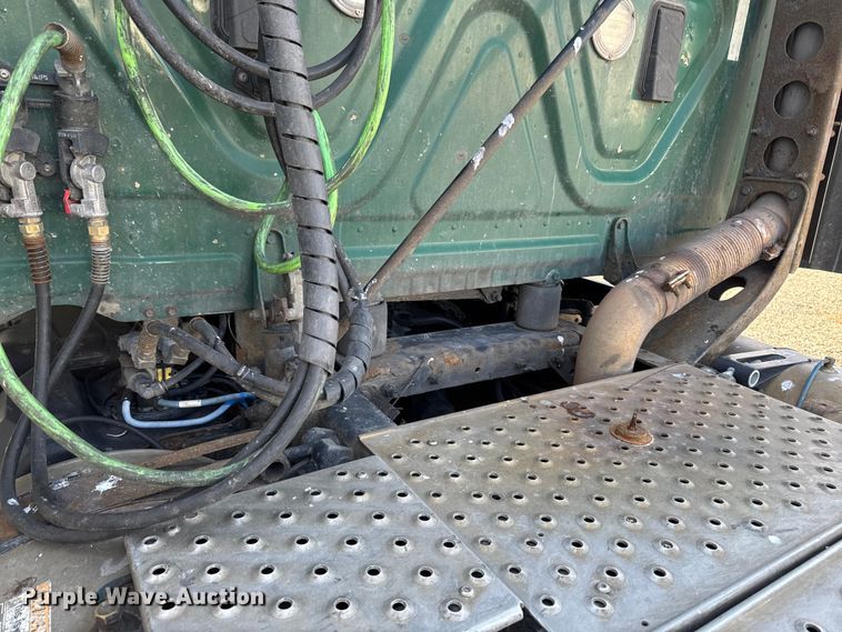 image for item EA2320 2017 Freightliner Cascadia 125 semi truck