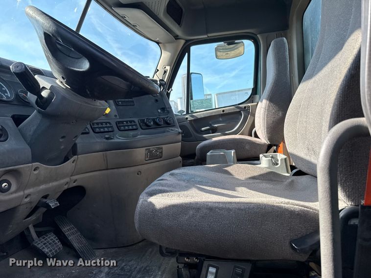 image for item EA2320 2017 Freightliner Cascadia 125 semi truck