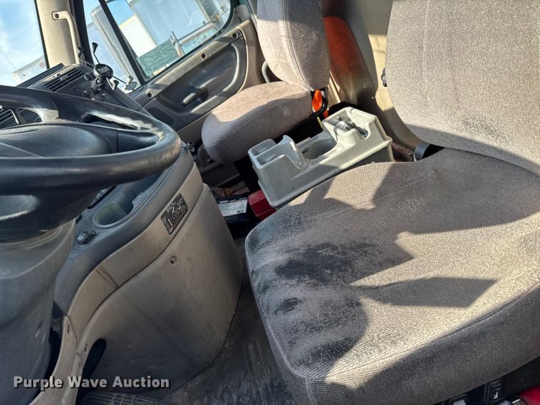 image for item EA2320 2017 Freightliner Cascadia 125 semi truck