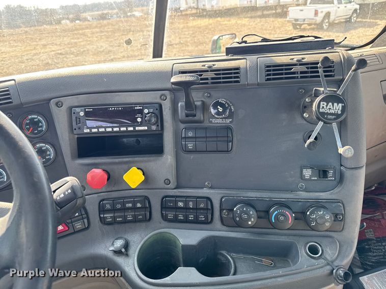 image for item EA2320 2017 Freightliner Cascadia 125 semi truck