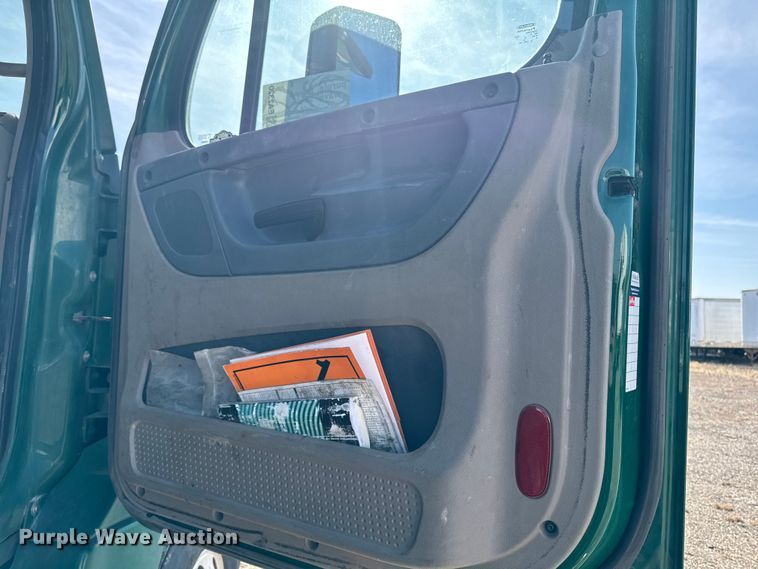 image for item EA2320 2017 Freightliner Cascadia 125 semi truck