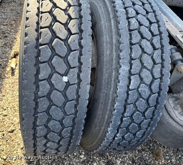 image for item EA2320 2017 Freightliner Cascadia 125 semi truck