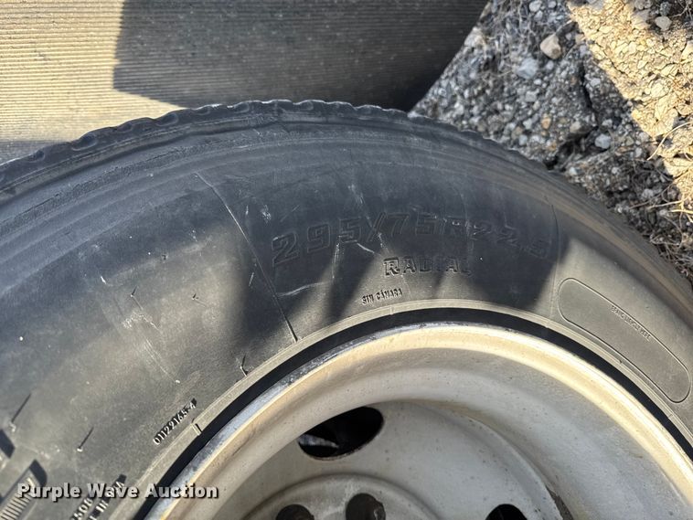 image for item EA2320 2017 Freightliner Cascadia 125 semi truck