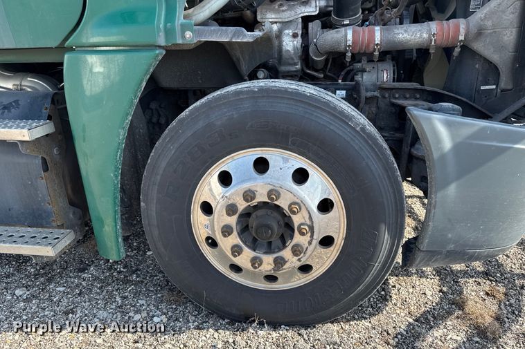 image for item EA2320 2017 Freightliner Cascadia 125 semi truck