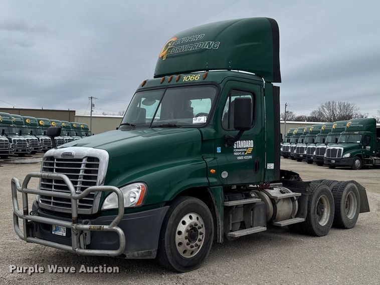 image for item EF2452 2017 Freightliner Cascadia 125 semi truck