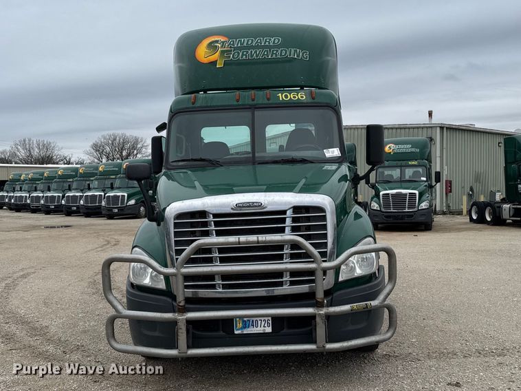image for item EF2452 2017 Freightliner Cascadia 125 semi truck