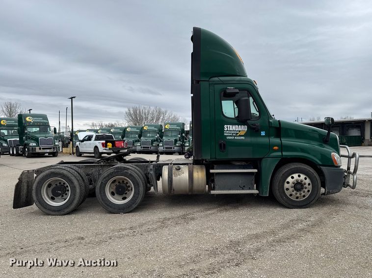 image for item EF2452 2017 Freightliner Cascadia 125 semi truck