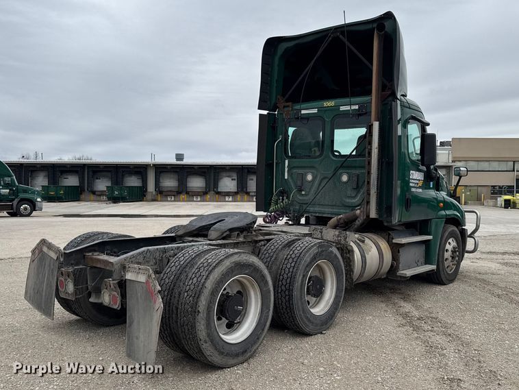 image for item EF2452 2017 Freightliner Cascadia 125 semi truck