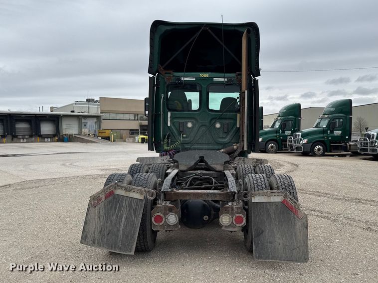 image for item EF2452 2017 Freightliner Cascadia 125 semi truck