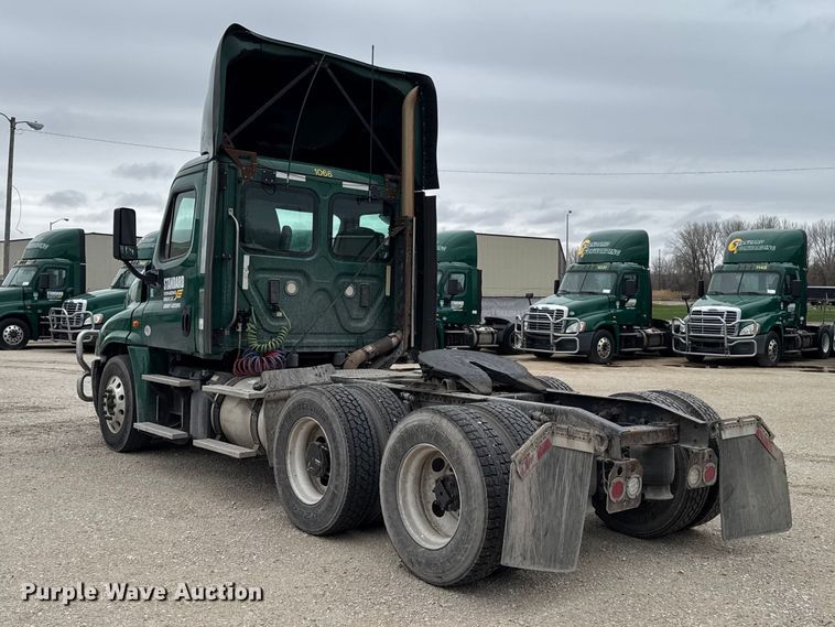 image for item EF2452 2017 Freightliner Cascadia 125 semi truck