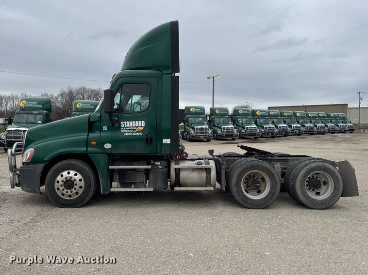 image for item EF2452 2017 Freightliner Cascadia 125 semi truck