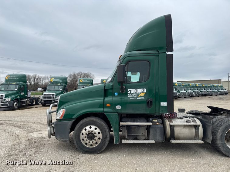 image for item EF2452 2017 Freightliner Cascadia 125 semi truck