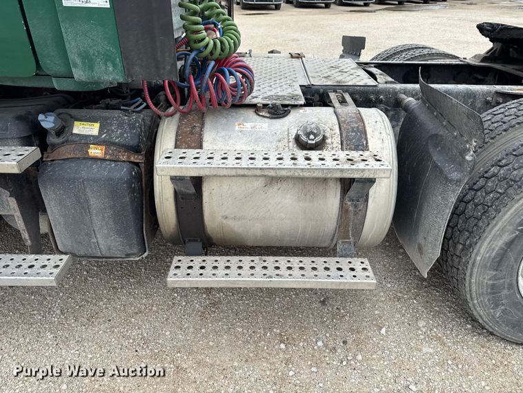 image for item EF2452 2017 Freightliner Cascadia 125 semi truck