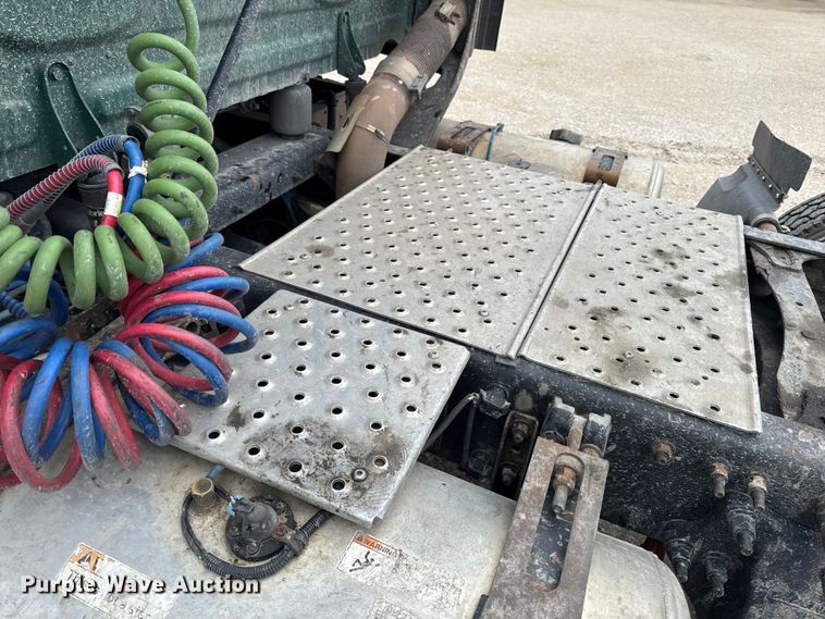 image for item EF2452 2017 Freightliner Cascadia 125 semi truck