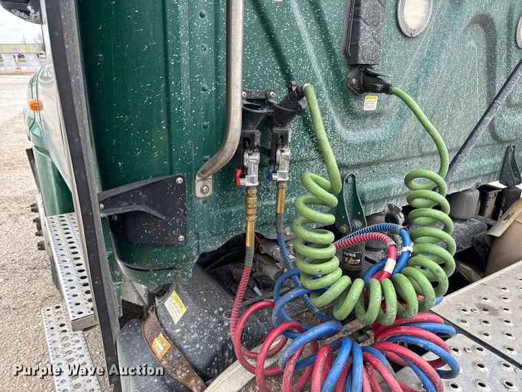 image for item EF2452 2017 Freightliner Cascadia 125 semi truck