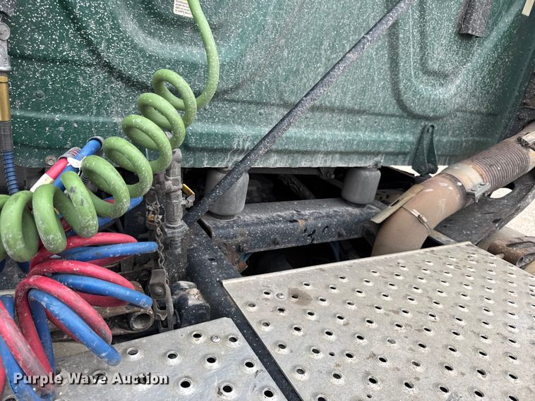 image for item EF2452 2017 Freightliner Cascadia 125 semi truck