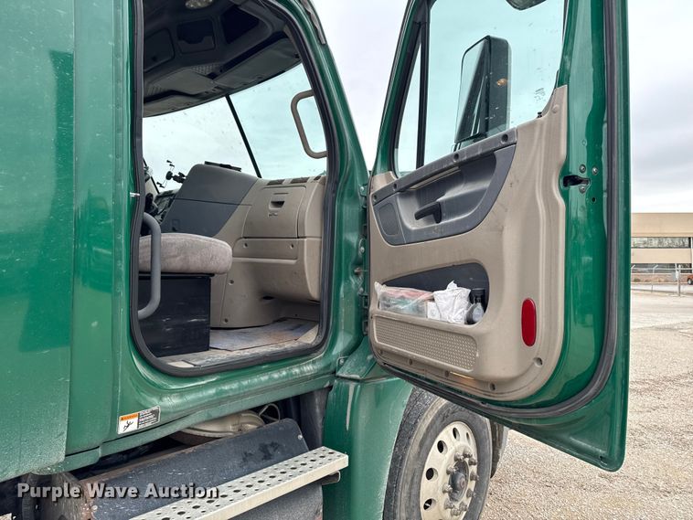 image for item EF2452 2017 Freightliner Cascadia 125 semi truck