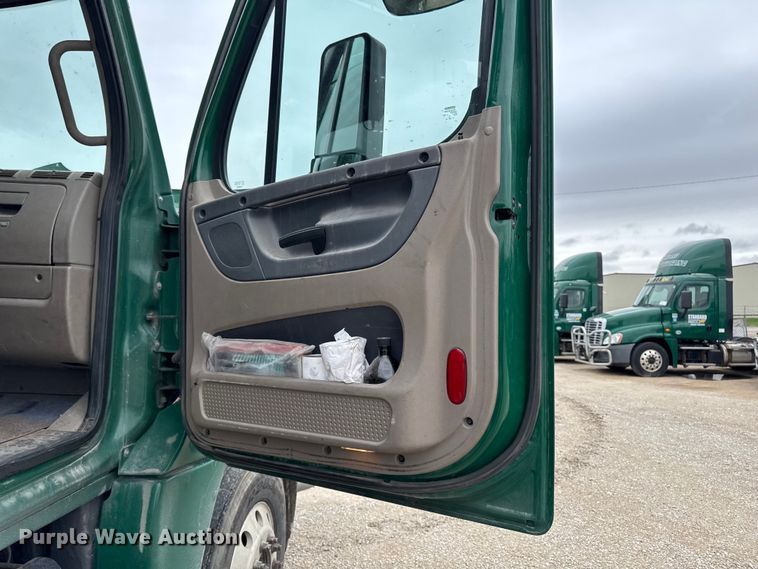 image for item EF2452 2017 Freightliner Cascadia 125 semi truck