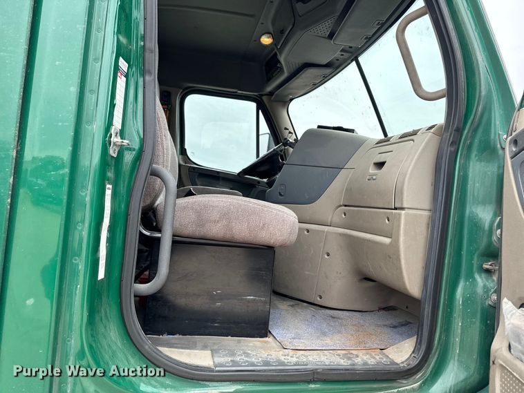 image for item EF2452 2017 Freightliner Cascadia 125 semi truck