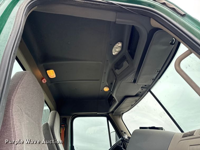 image for item EF2452 2017 Freightliner Cascadia 125 semi truck