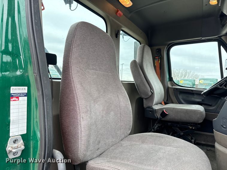 image for item EF2452 2017 Freightliner Cascadia 125 semi truck