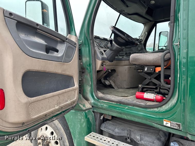 image for item EF2452 2017 Freightliner Cascadia 125 semi truck