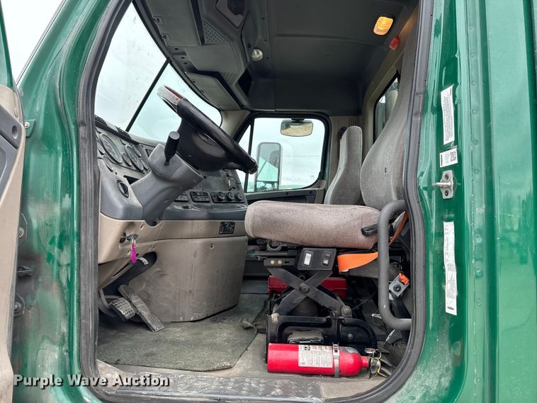 image for item EF2452 2017 Freightliner Cascadia 125 semi truck