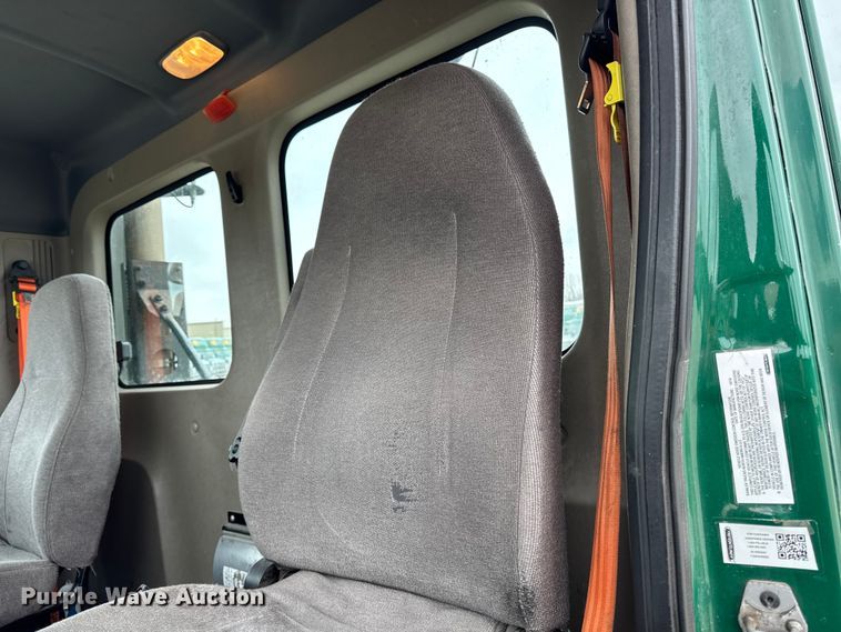 image for item EF2452 2017 Freightliner Cascadia 125 semi truck