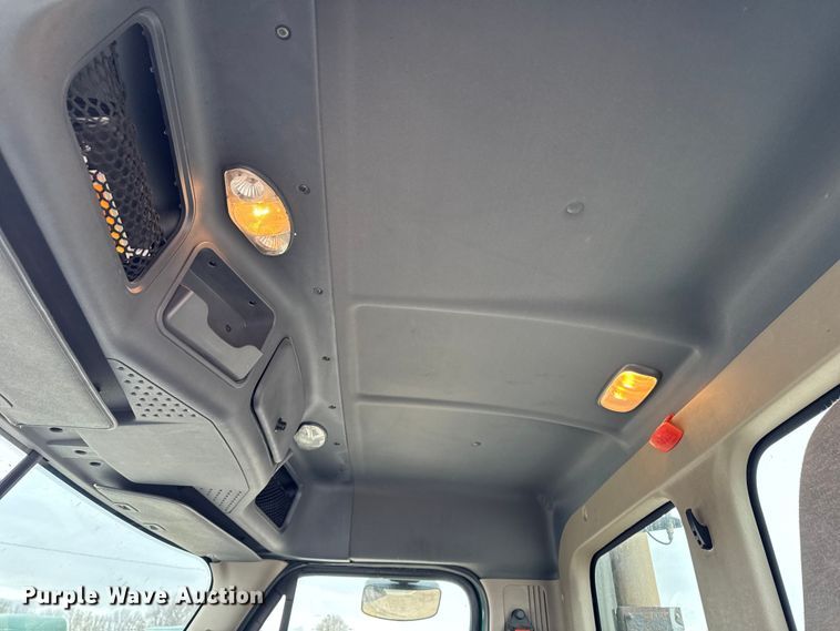 image for item EF2452 2017 Freightliner Cascadia 125 semi truck