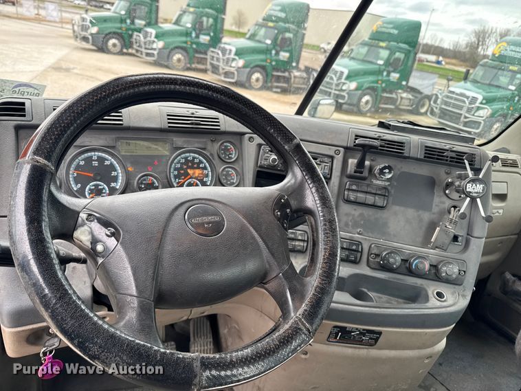 image for item EF2452 2017 Freightliner Cascadia 125 semi truck