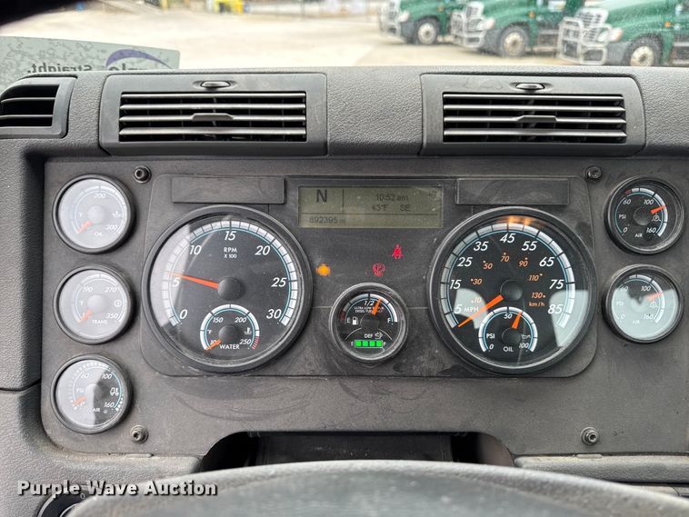 image for item EF2452 2017 Freightliner Cascadia 125 semi truck