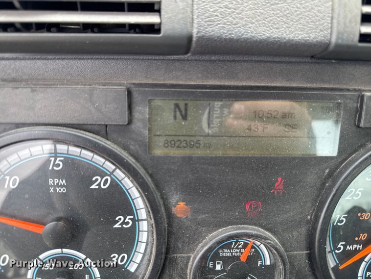 image for item EF2452 2017 Freightliner Cascadia 125 semi truck