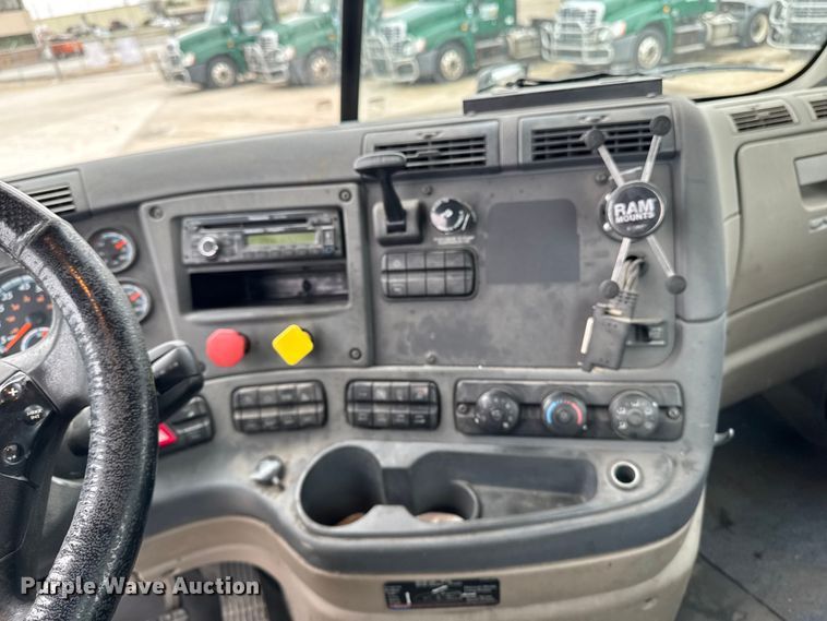 image for item EF2452 2017 Freightliner Cascadia 125 semi truck