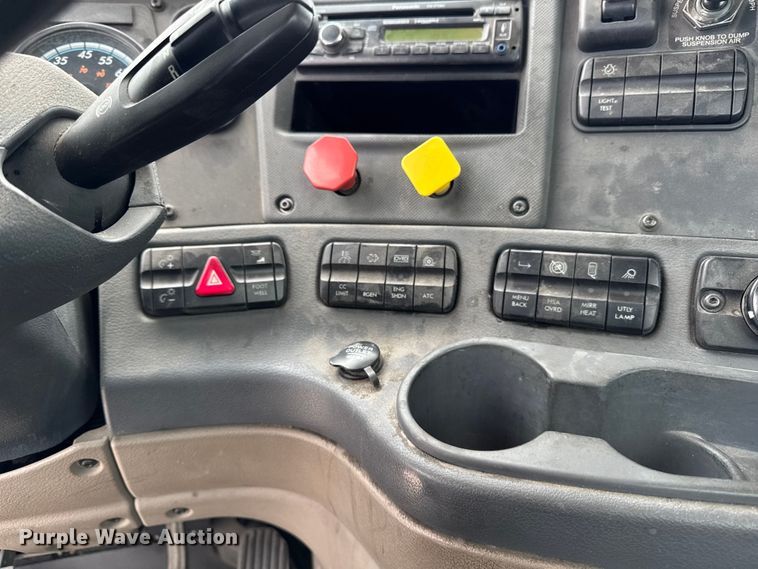 image for item EF2452 2017 Freightliner Cascadia 125 semi truck