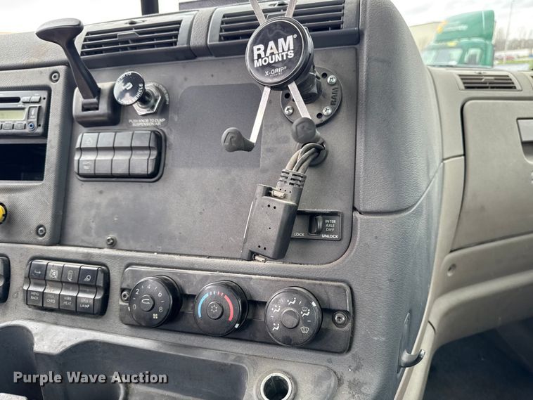 image for item EF2452 2017 Freightliner Cascadia 125 semi truck