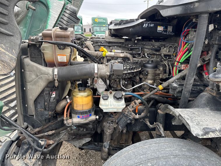 image for item EF2452 2017 Freightliner Cascadia 125 semi truck