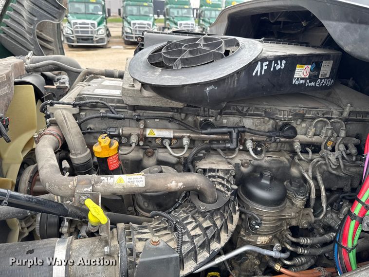 image for item EF2452 2017 Freightliner Cascadia 125 semi truck